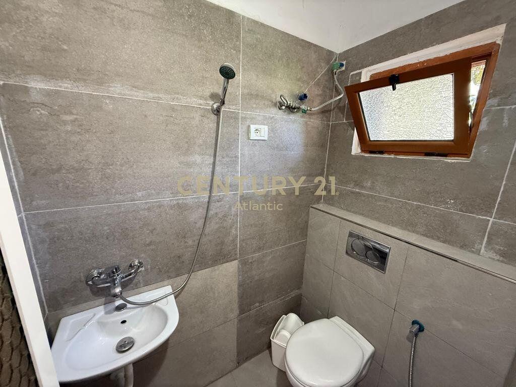 SHITET SHTEPI PRIVATE NE PLAZH-RROTA E KUQE 100 METRA LARG DETIT 320,000 € /Muaj