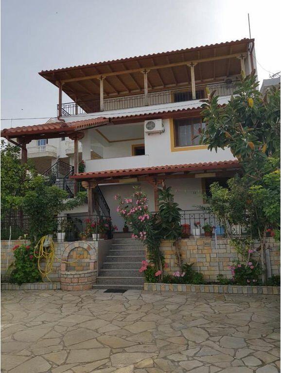 SARANDË, SHESIM VILË 3-KATËSHE ME PAMJE NGA DETI 300,000 €