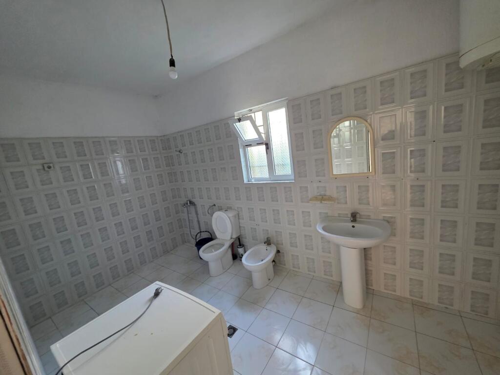 5 Maji Jepet Shtepi 2+1 Me Qera