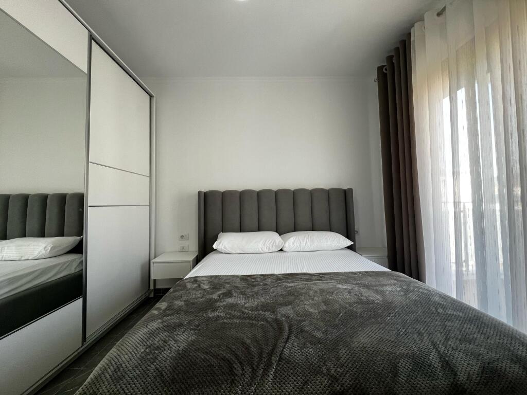 apartament 2+1 me pamje të plotë nga deti për qira afatgjatë Vlorë