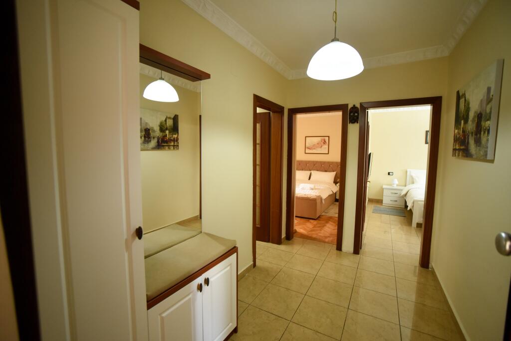 Qera,apartament 2+1+post parkimi Rruga Fortuzit