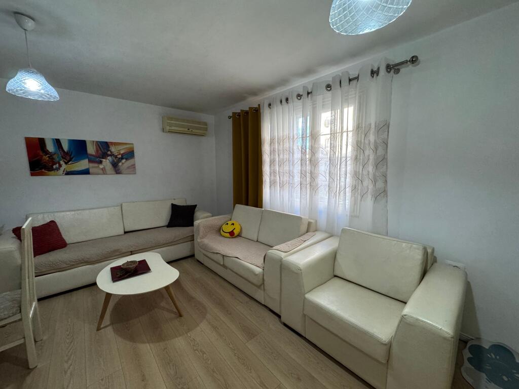 Qera apartament 1+1 ,Prane shkolles Osman Muderizi 45000 leke
