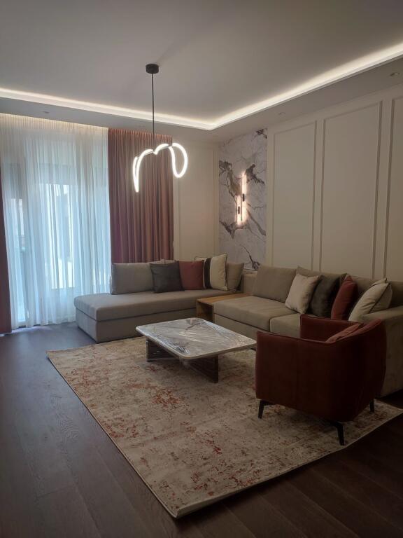 Jepet me qera apartament 2+1+2+ parkim tek Rruga e Kosovareve