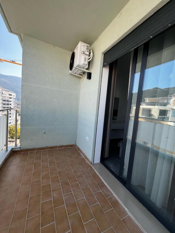 apartament 2+1 me pamje të plotë nga deti për qira afatgjatë Vlorë