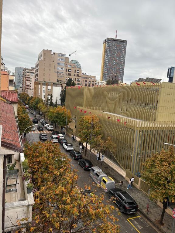 Apartament 2+1 me qira tek Rruga e Barrikadave