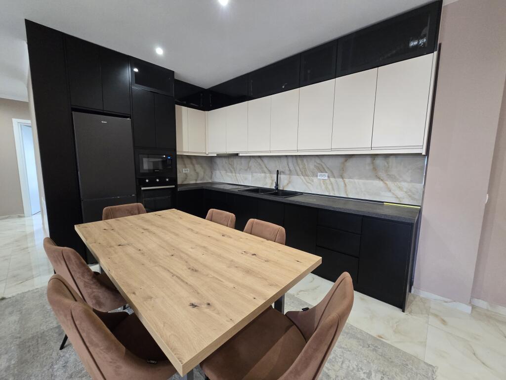 *APARTAMENT 3+1+2+ POST PARKIMI | ME QIRA | LIQENI I FARKËS*