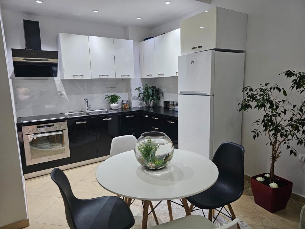 Apartament 1+1 për qira afatgjatë në fillim të Lungomare Vlorë