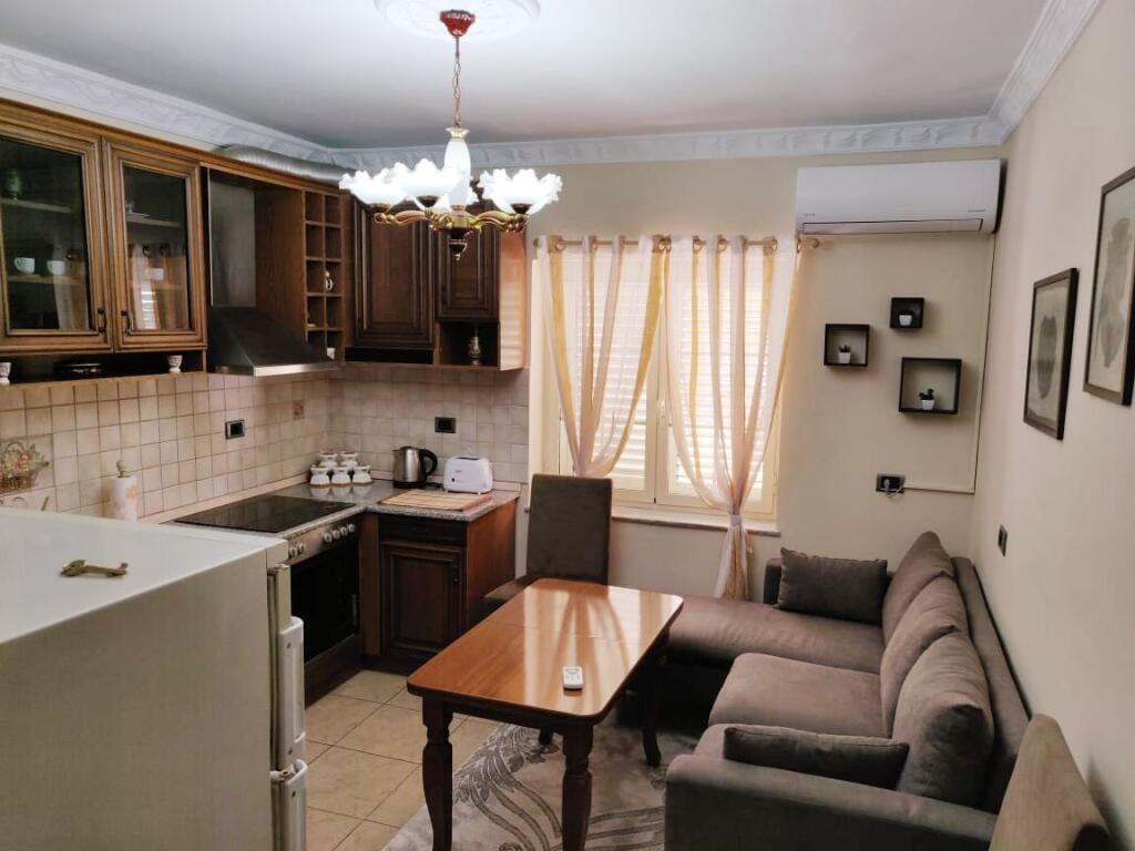 Qera,apartament 2+1+post parkimi Rruga Fortuzit