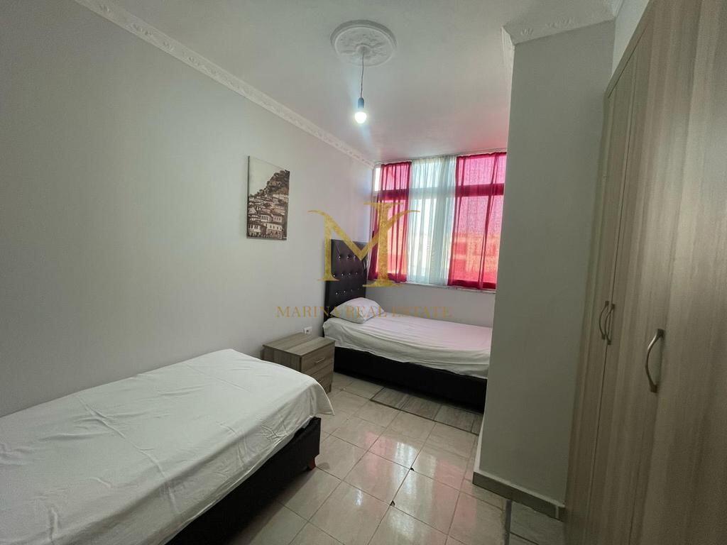 APARTAMENT 3+1 ME QERA NE PLAZH , PRANE SHKOLLES BAJRAM CURRI !!