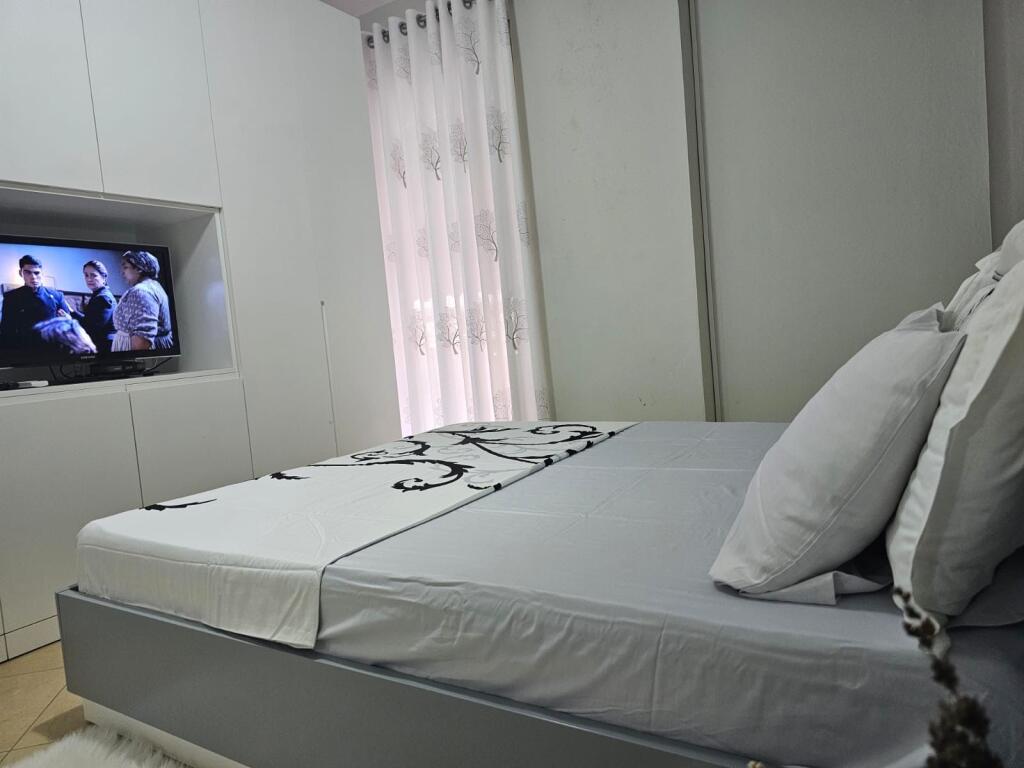 Apartament 1+1 për qira afatgjatë në fillim të Lungomare Vlorë