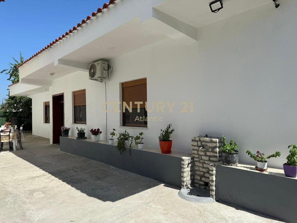 SHITET SHTEPI PRIVATE NE PLAZH-RROTA E KUQE 100 METRA LARG DETIT 320,000 € /Muaj