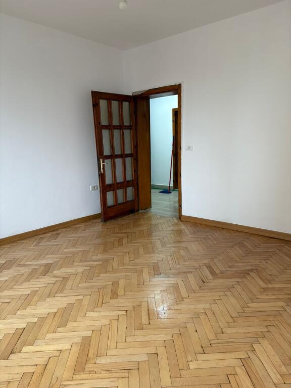 Apartament 2+1 me qira tek Rruga e Barrikadave