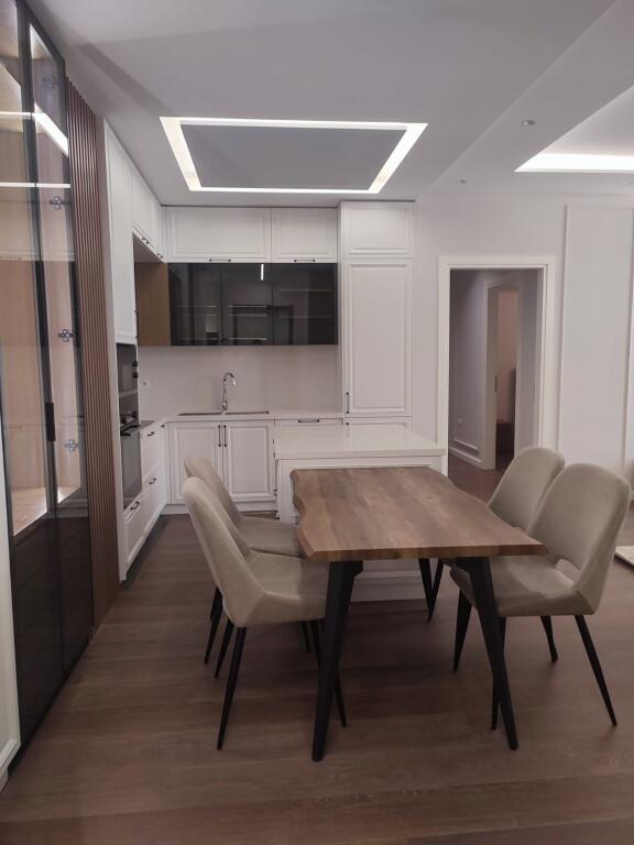 Jepet me qera apartament 2+1+2+ parkim tek Rruga e Kosovareve