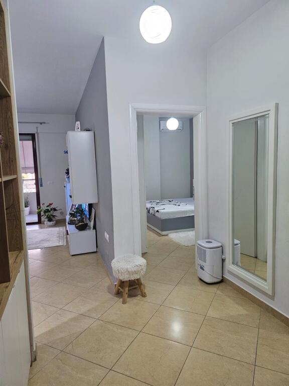 Apartament 1+1 për qira afatgjatë në fillim të Lungomare Vlorë