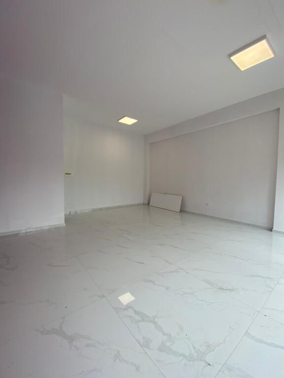 **Dyqan me Qira - 50m² në Zonën e Shkozës, Ideal për Biznesin Tuaj**