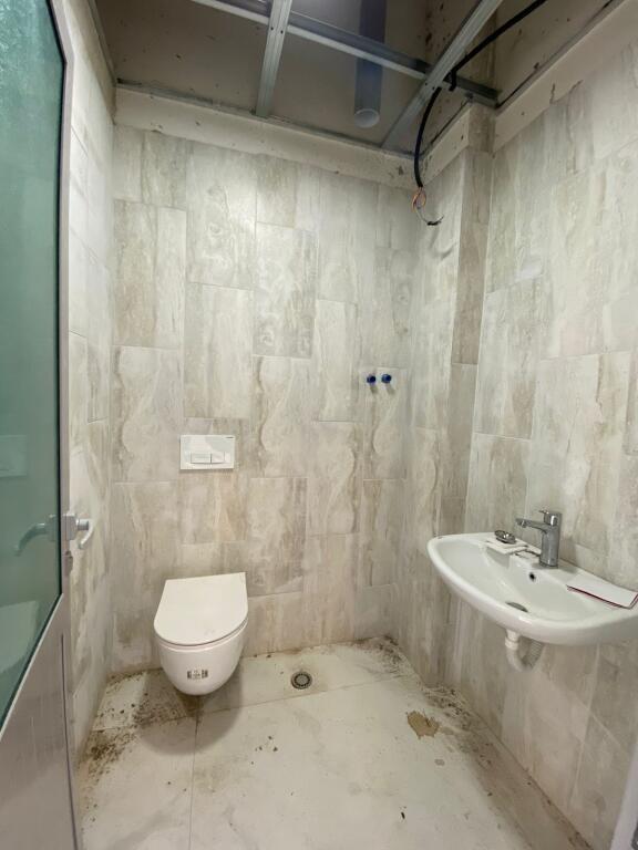 **Dyqan me Qira - 50m² në Zonën e Shkozës, Ideal për Biznesin Tuaj**