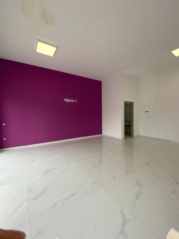 **Dyqan me Qira - 50m² në Zonën e Shkozës, Ideal për Biznesin Tuaj**