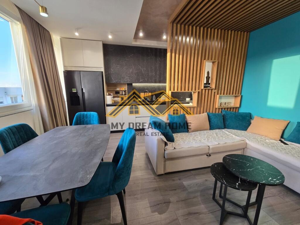 SHITET PAPAFINGO NE PLAZH-RROTA E KUQE!