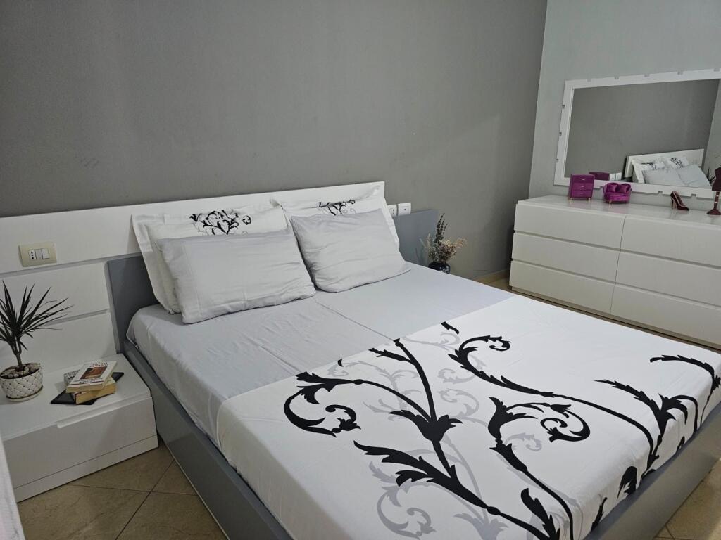 Apartament 1+1 për qira afatgjatë në fillim të Lungomare Vlorë