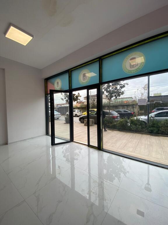**Dyqan me Qira - 50m² në Zonën e Shkozës, Ideal për Biznesin Tuaj**