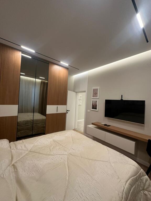 APARTAMENT ME QIRA 1+1 TE RRUGA BARRIKADAVE SHUME PRANE QENDRES