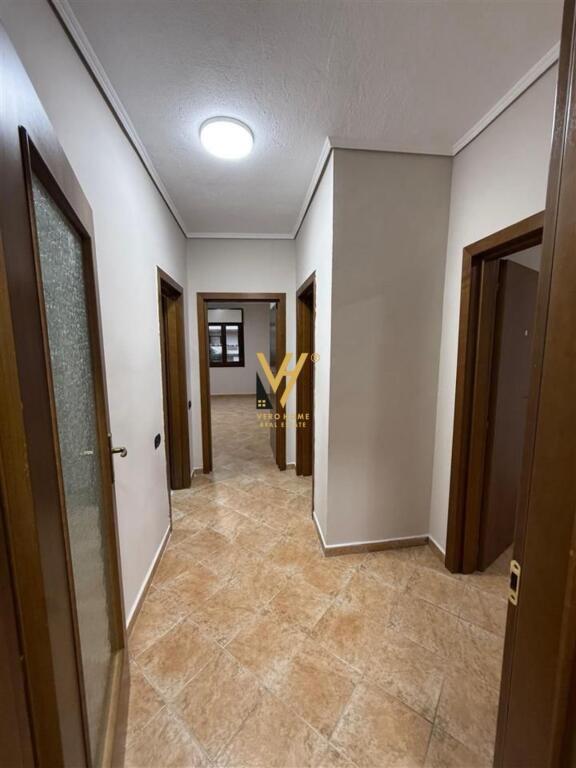 JEPET ZYRE 165 M2 ME QERA TE KOMUNA E PARISIT 1.200 EURO