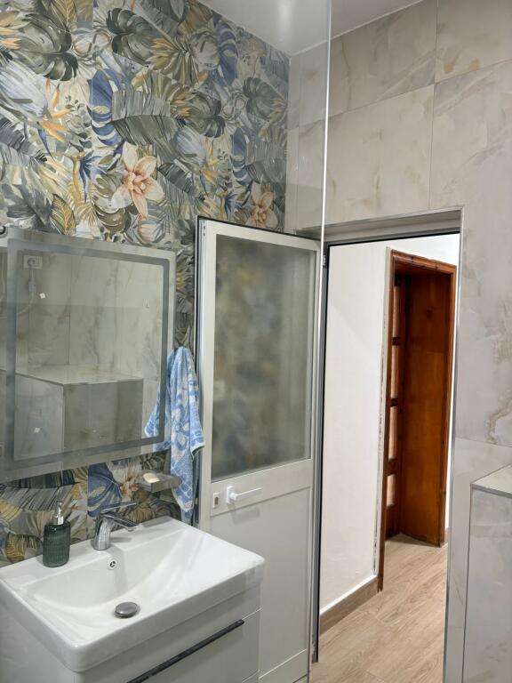 Apartament 2+1 me qira tek Rruga e Barrikadave