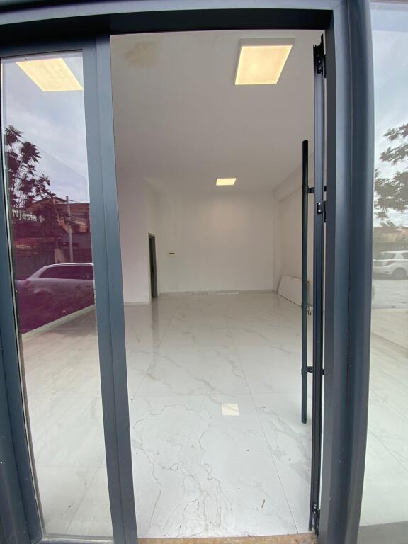 **Dyqan me Qira - 50m² në Zonën e Shkozës, Ideal për Biznesin Tuaj**