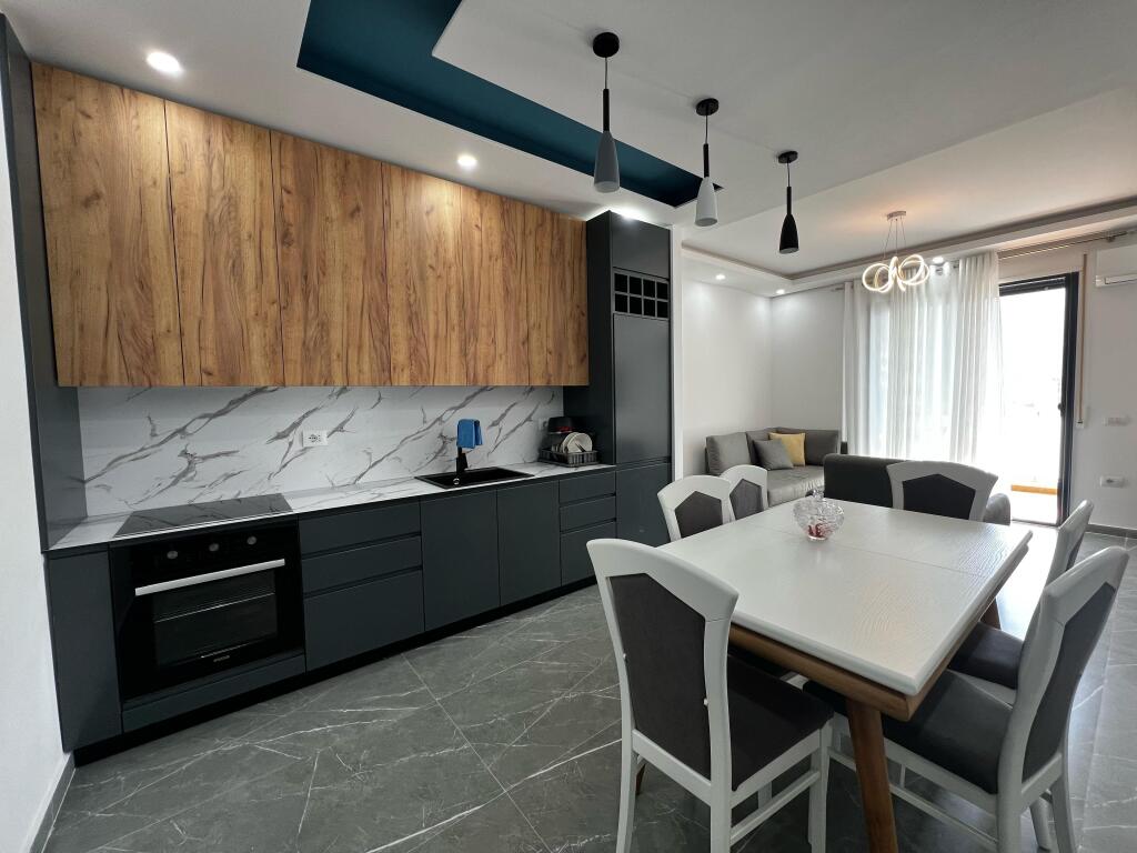 apartament 2+1 me pamje të plotë nga deti për qira afatgjatë Vlorë