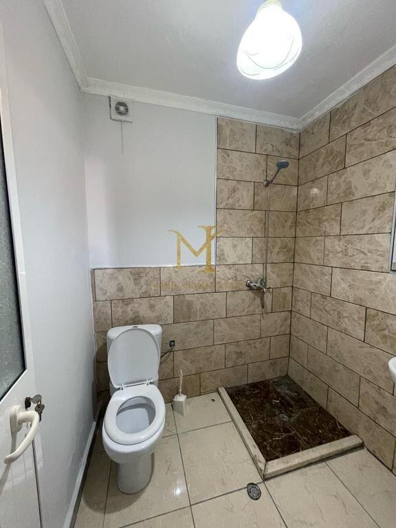 APARTAMENT 3+1 ME QERA NE PLAZH , PRANE SHKOLLES BAJRAM CURRI !!