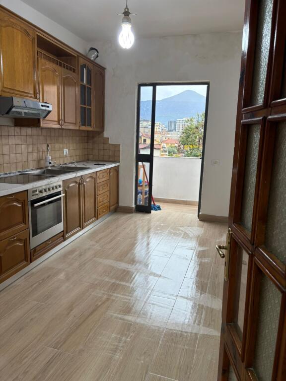 Apartament 2+1 me qira tek Rruga e Barrikadave