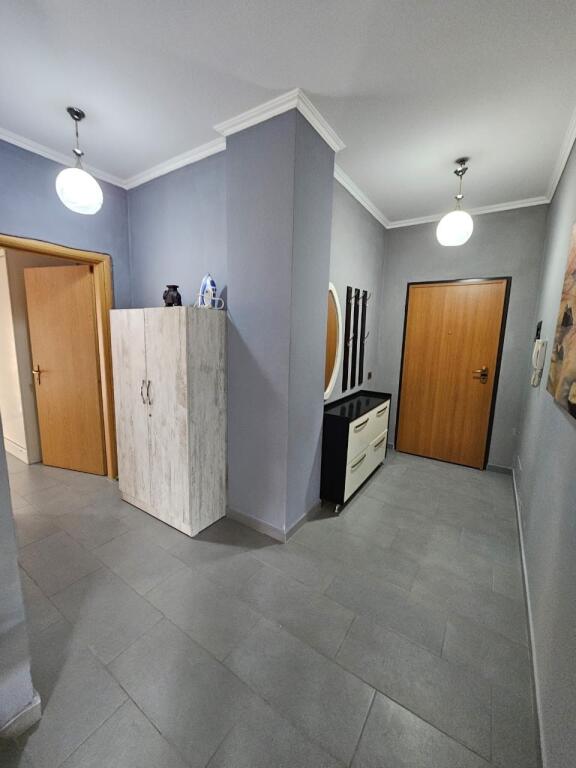 Shitet super apartament 1+1 në zonën e Shkëmbit të Kavajës