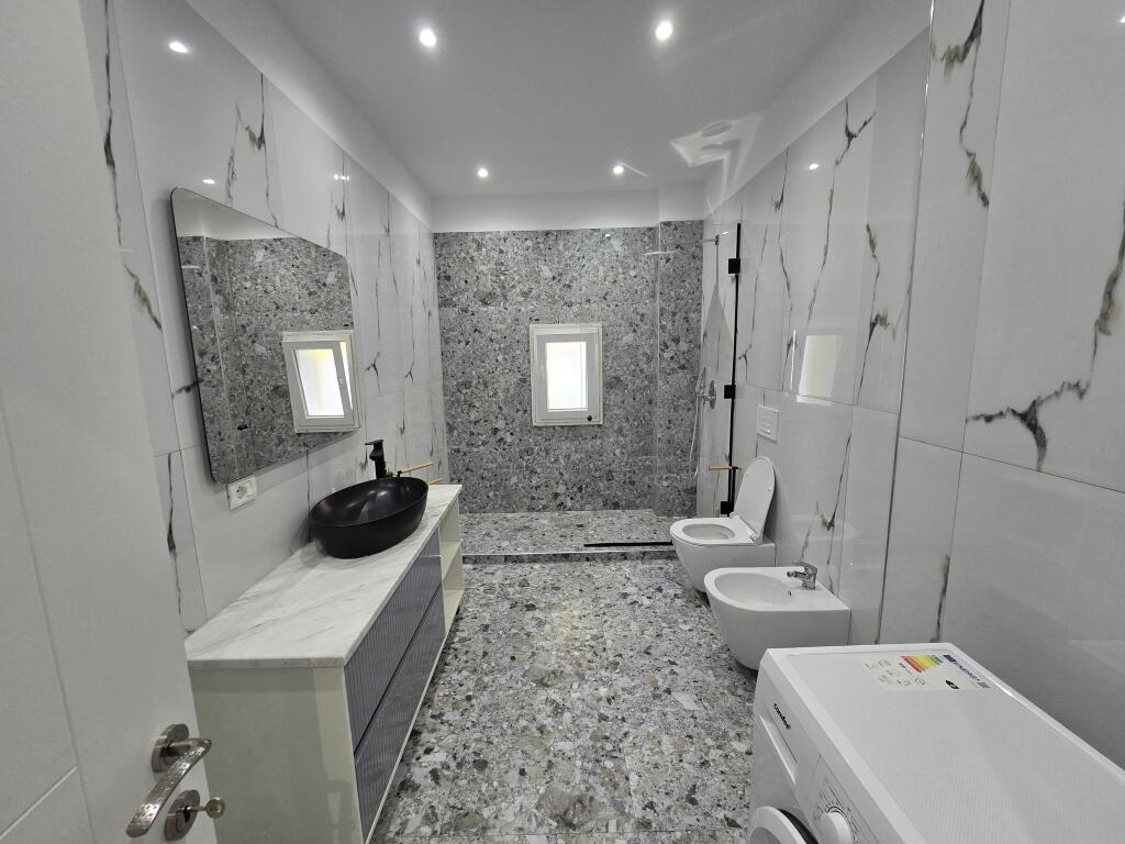 *APARTAMENT 3+1+2+ POST PARKIMI | ME QIRA | LIQENI I FARKËS*