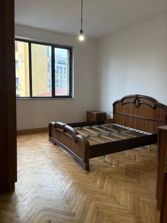 Apartament 2+1 me qira tek Rruga e Barrikadave
