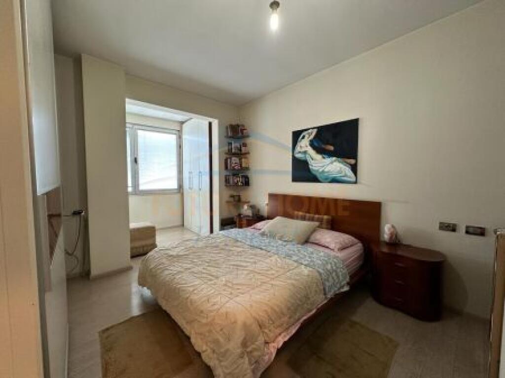 Shitet, Apartament 2+1+2, Bulevardi Zogu I, Tiranë.