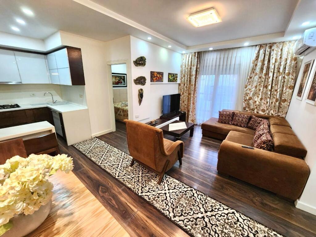 Me Qera: 3+1+Garazh me 1 Post Parkimi ( 21 Dhjetor - Kontakt ) Investuar &amp; Arreduar me Arkitekt: PARKET &amp; Kondicioner