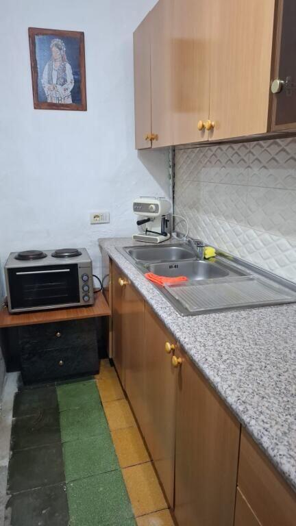 Garsoniere me qera tek Pazari i Ri. Vetem per vajza