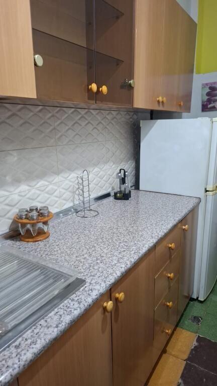 Garsoniere me qera tek Pazari i Ri. Vetem per vajza