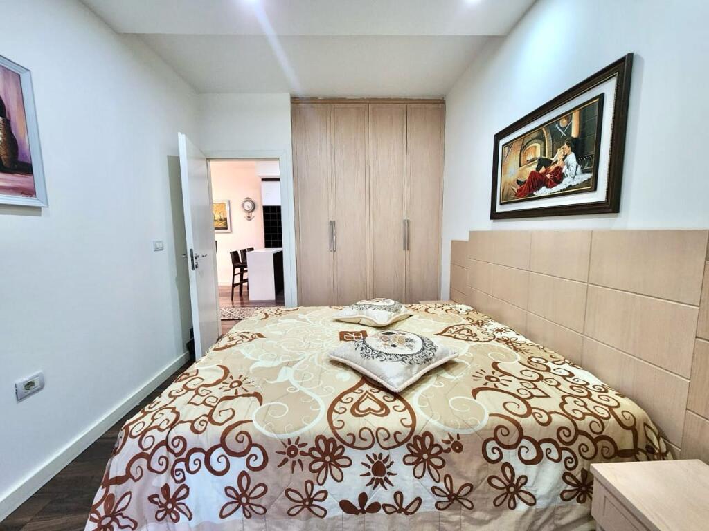 Me Qera: 3+1+Garazh me 1 Post Parkimi ( 21 Dhjetor - Kontakt ) Investuar &amp; Arreduar me Arkitekt: PARKET &amp; Kondicioner