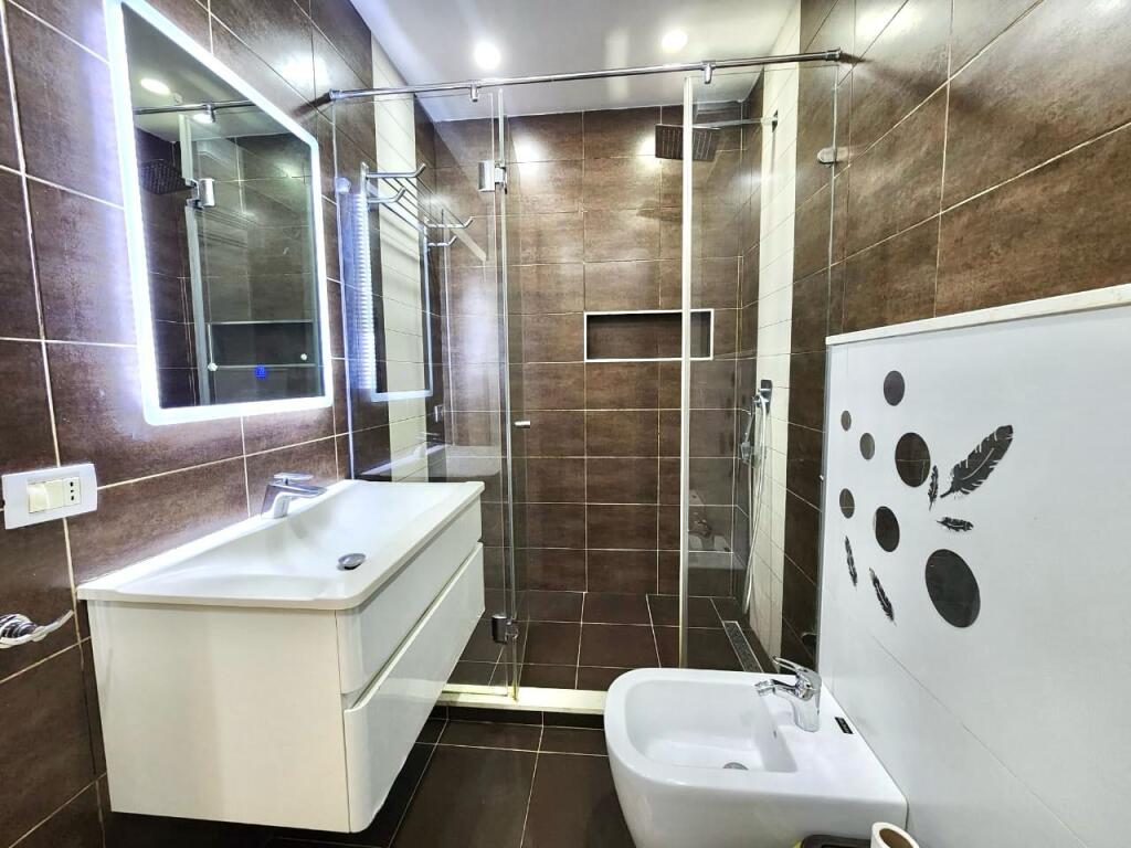 Me Qera: 3+1+Garazh me 1 Post Parkimi ( 21 Dhjetor - Kontakt ) Investuar &amp; Arreduar me Arkitekt: PARKET &amp; Kondicioner