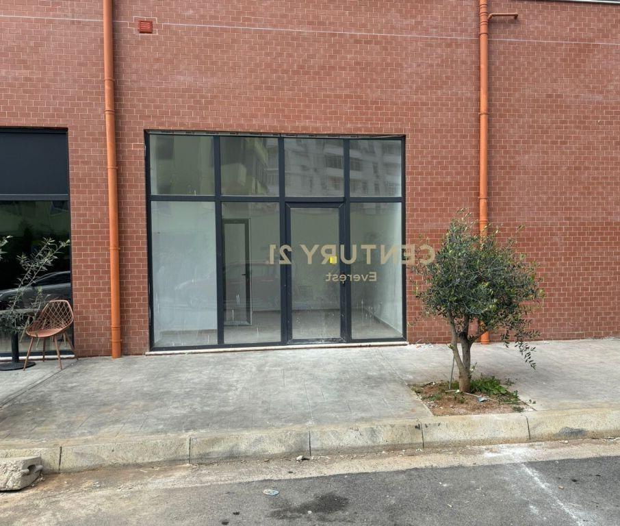 Bulevardi I Ri, Shitet Ose Nderrohet Dyqan.