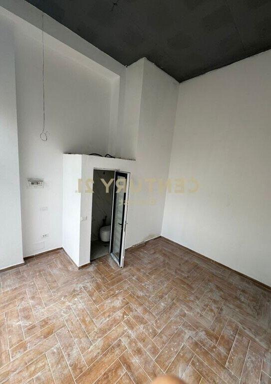 Bulevardi I Ri, Shitet Ose Nderrohet Dyqan.