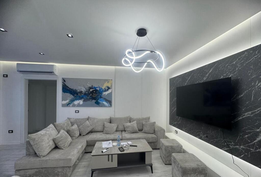 APARTAMENT ME QERA 3+1+2+POST PARKIM KOMPLEKSI DELIJORGJI 1.500 EURO