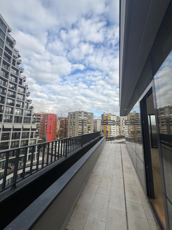 Buze rruges se Kosovareve, LAKE VIEW shesim apartament 2+1+2+verande.