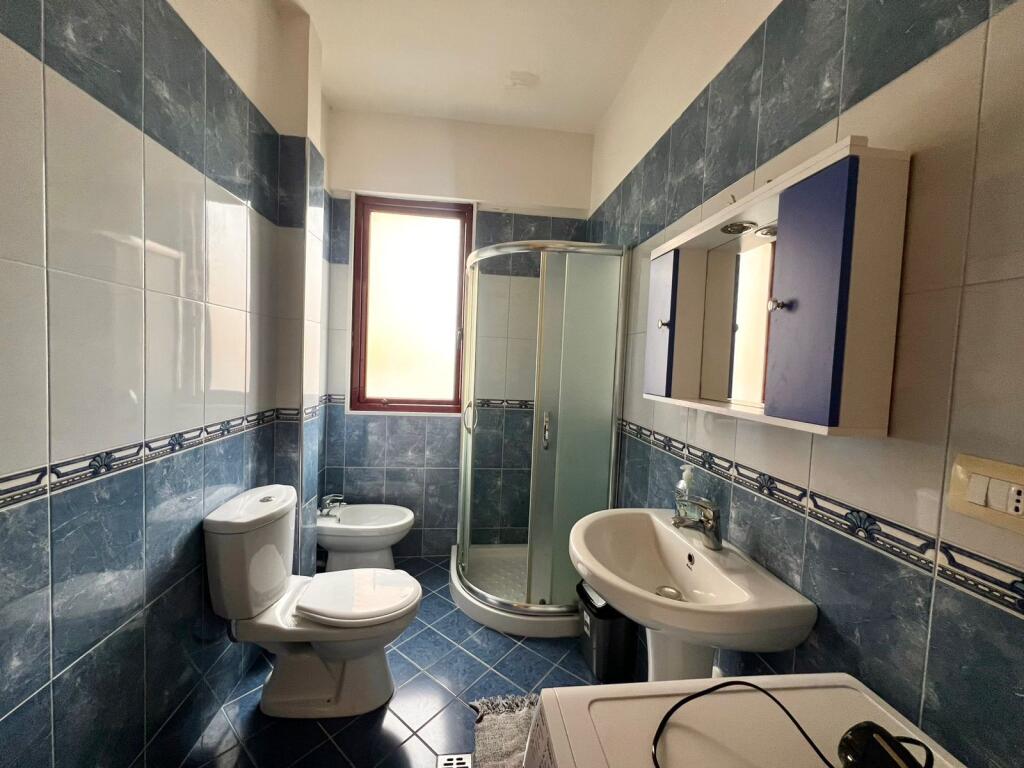 Shitet Apartament 2+1+2 ballkone Lumgomare, Vlore