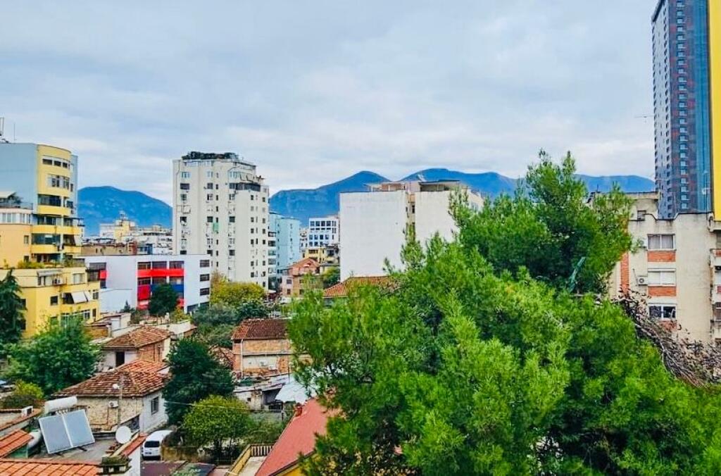 APARTAMENT ME QERA 2+1+2 NË QENDËR