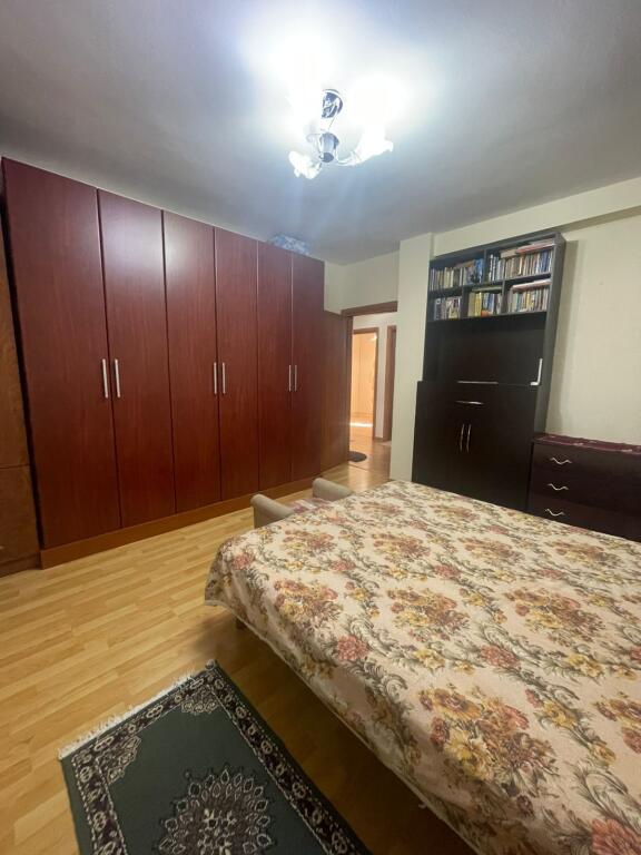 Ne zonen e Rruges se Dibres,prane Argjendari Kashara jepet me qera apartament 2+1,i mobiluar 68,000 Leke