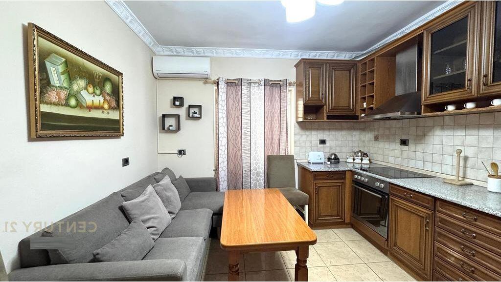 Jepet me qira apartament 2+1 me oborr dhe post parkimi – Rruga Fortuzi!