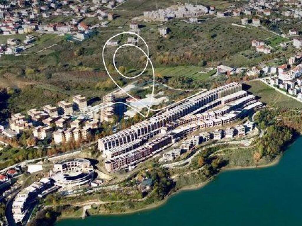 Shitet, Dupleks, Swan Lake Residence