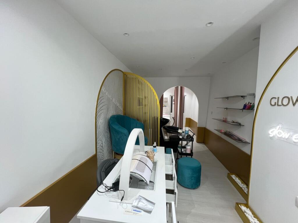 Jepet parukeri me qira te Liqeni i Thatë